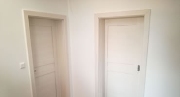 Drevené rámové dvere biele