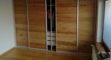 Vstavaná skriňa – výplň dverí drevená parketa
