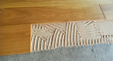 Masívna drevená podlaha – montáž celoplošným lepením