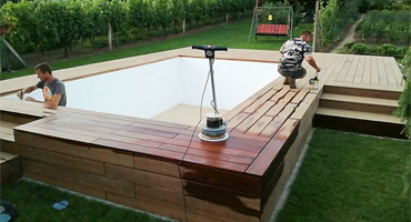 Terasa k vyvýšenému bazénu z dreviny IPE